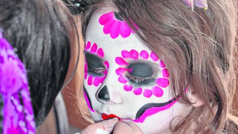 Kerry Tobin of Pixie Shop paints a face at April Fool’s Family Fun Day on Saturday, April 6 at the Upper Greenwood Lake Clubhouse. (Photo by Rich Adamonis)