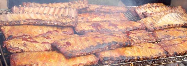 Enjoy a side of ribs with a full lineup of classic rock n’ roll.