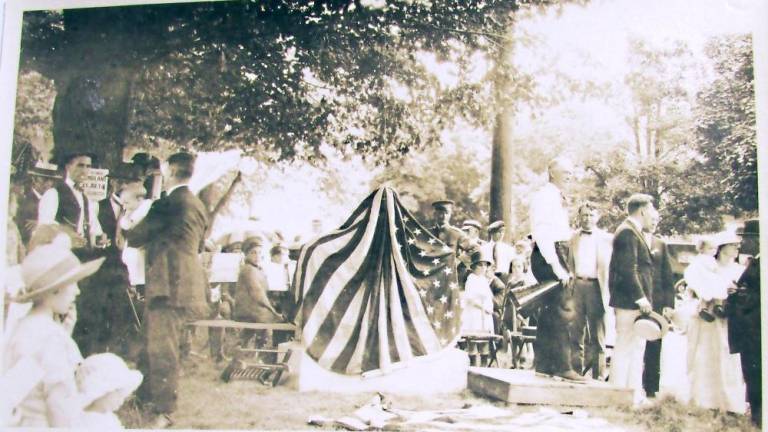 Participants of the 1921 Independence Day celebration await the unveiling of a memorial honoring World War I veterans.
